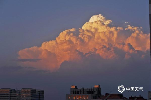 当积雨云遇上夕阳 “火烧云”版云朵你见过吗? 当积雨云遇上夕阳 “火烧云”版云朵你见过吗?