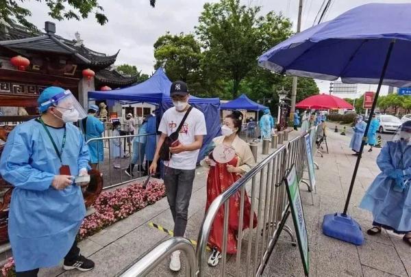 复工后首个小长假,上海公园成“顶流”,多个热门街区实行客流管控! 复工后首个小长假,上海公园成“顶流”,多个热门街区实行客流管控!