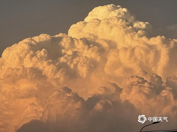 当积雨云遇上夕阳 “火烧云”版云朵你见过吗? 当积雨云遇上夕阳 “火烧云”版云朵你见过吗?
