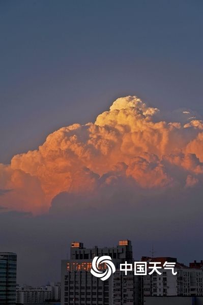 当积雨云遇上夕阳火烧云版云朵你见过吗