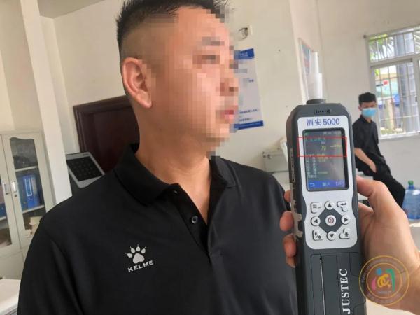 驾照被扣了12分，这位男司机却笑了？