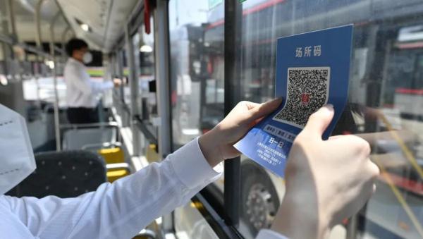 不会扫场所码的“离线”老人刷屏！别让“码”困住一个老人