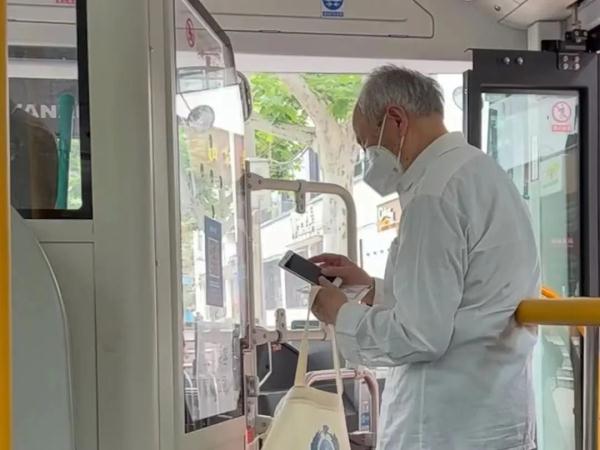 不会扫场所码的“离线”老人刷屏！别让“码”困住一个老人