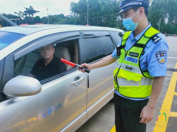 驾照被扣了12分，这位男司机却笑了？