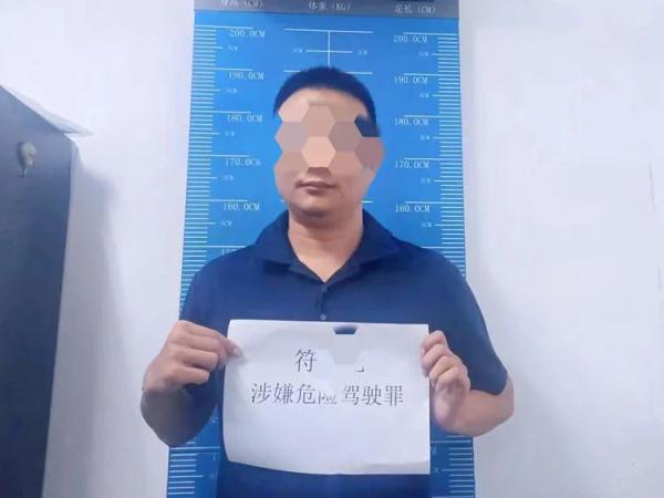 “你过来啊...！”醉驾还挑衅交警，海南这对“好兄弟”结局悲剧了...
