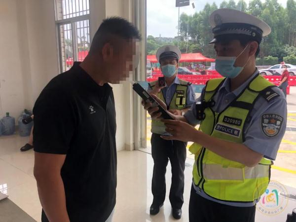 驾照被扣了12分，这位男司机却笑了？