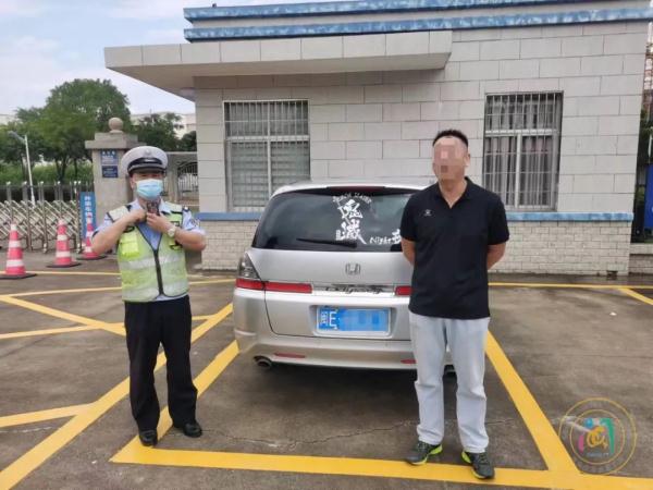 驾照被扣了12分，这位男司机却笑了？