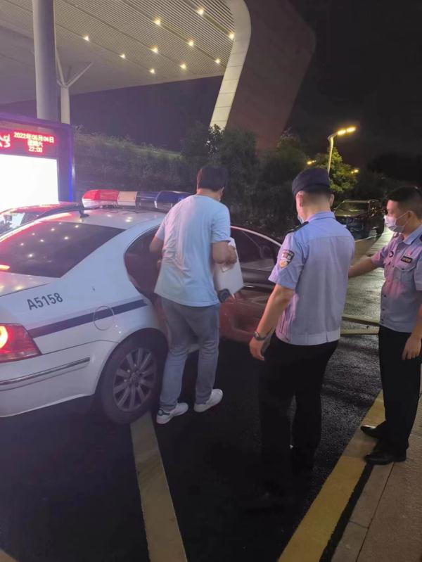 深夜杭州东站男子紧急报警我要来不及了他箱子里的东西太重要