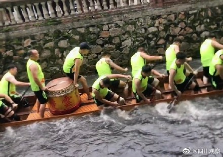 原来龙舟是这样调头的