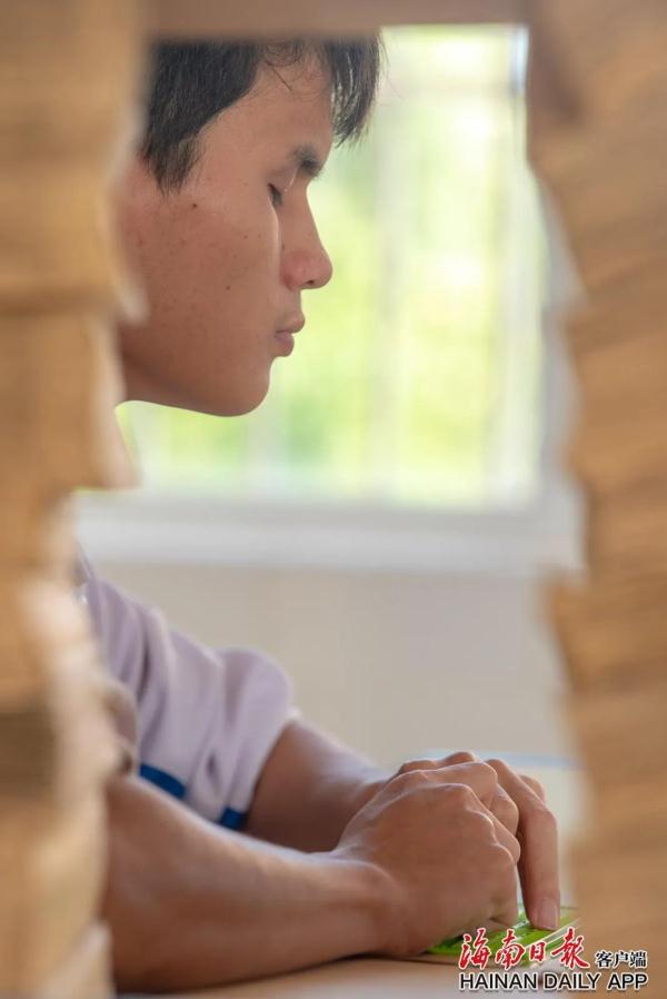 海南两名视障少年考上大学，他们心里有一道光！