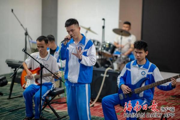 海南两名视障少年考上大学，他们心里有一道光！