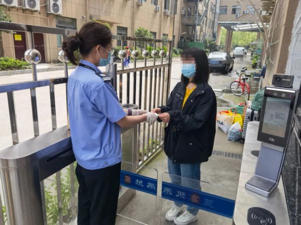 杭州高中女生哭着跑进派出所:“我急……” 杭州高中女生哭着跑进派出所:“我急……”