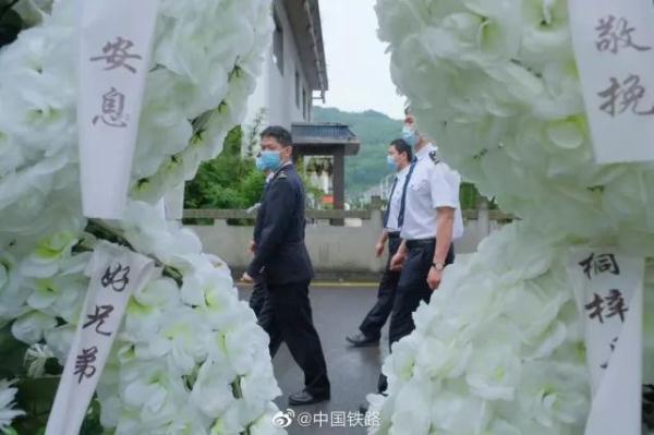 杨勇遗体告别仪式举行，儿子跪地喊“爸爸走好”