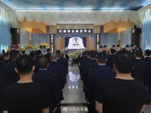 杨勇遗体告别仪式举行，儿子跪地喊“爸爸走好”