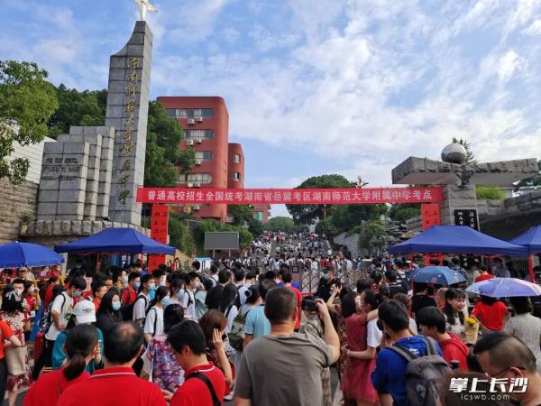 加油吧,少年!2022湖南高考首日,直击长沙考点现场