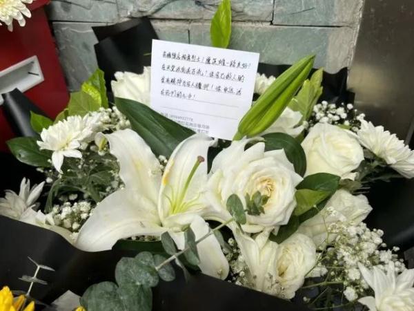 杨勇遗体告别仪式举行，儿子跪地喊“爸爸走好”