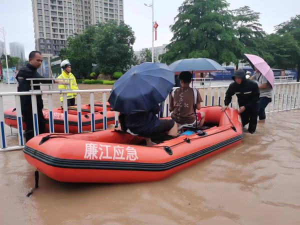 铲车、划艇…暴雨下，这些送考交通工具“脑洞大开”