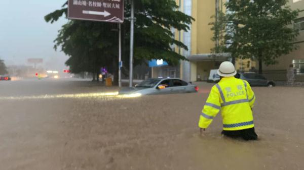 铲车、划艇…暴雨下，这些送考交通工具“脑洞大开”