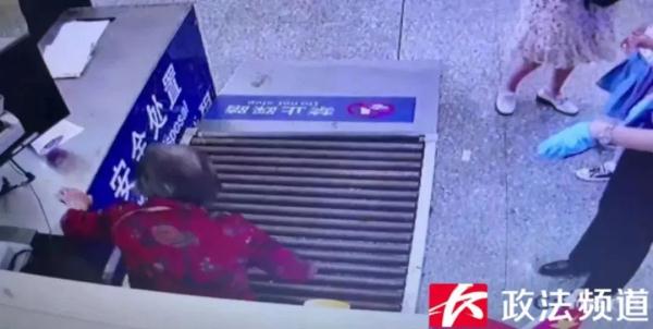 听安检员说“请过安检”，八旬奶奶钻进安检仪