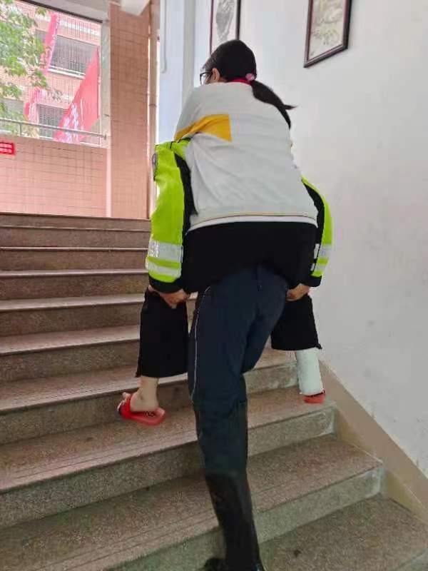 铲车、划艇…暴雨下，这些送考交通工具“脑洞大开”