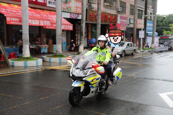 铲车、划艇…暴雨下，这些送考交通工具“脑洞大开”
