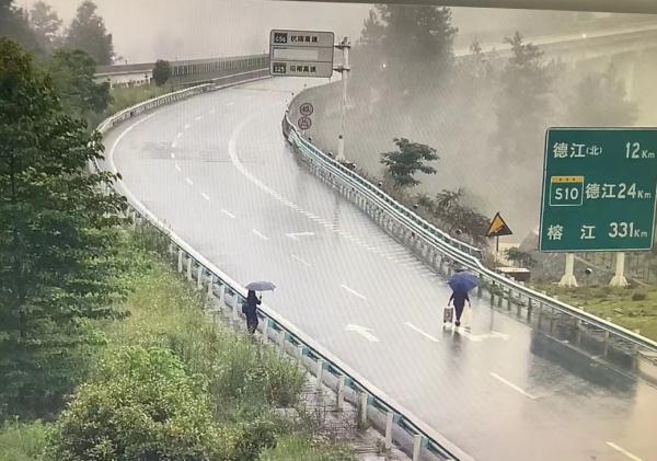 高速上这样上下客，太“吓”人！12分根本不够扣......