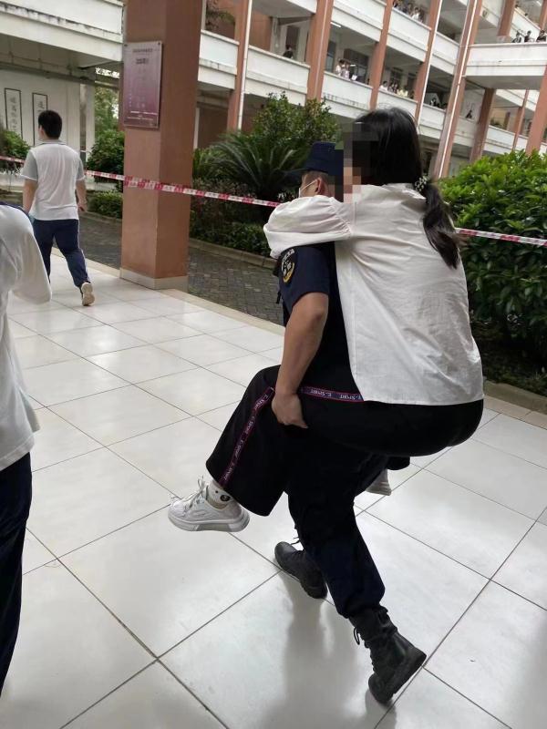 铲车、划艇…暴雨下，这些送考交通工具“脑洞大开”