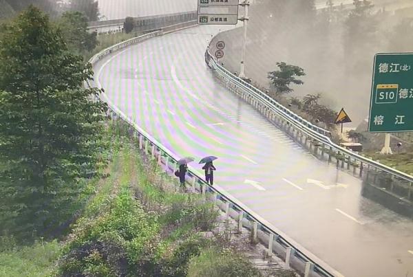 高速上这样上下客，太“吓”人！12分根本不够扣......
