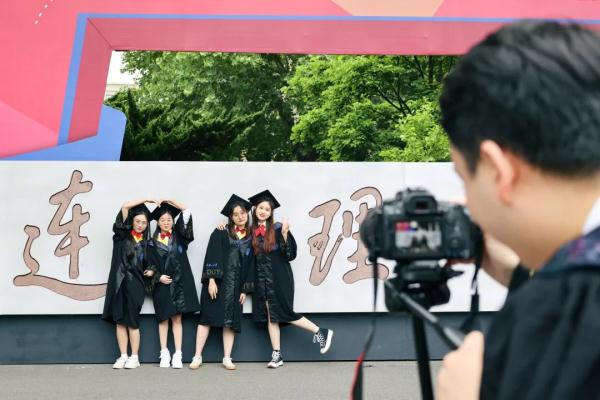 大连一高校“校门连夜搬家” 大连一高校“校门连夜搬家”