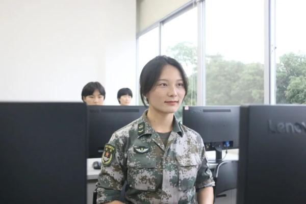参加阅兵的“硬汉”女兵，3次转岗，岗岗精彩！