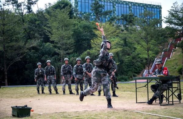 参加阅兵的“硬汉”女兵，3次转岗，岗岗精彩！