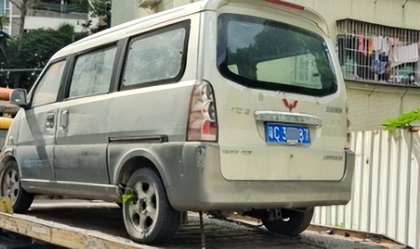 12年车龄的面包车不想再年检，便停在停车位不闻不问？