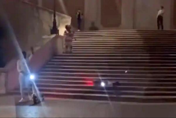 美国情侣在罗马古迹上摔车取乐 造成破坏被罚430美元