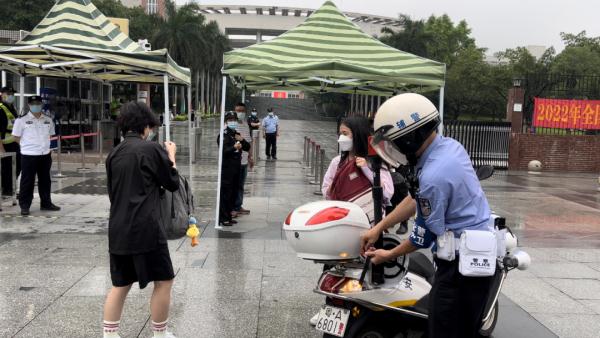 这场雨中，他们全力保障，护航考生“乘风破浪”→