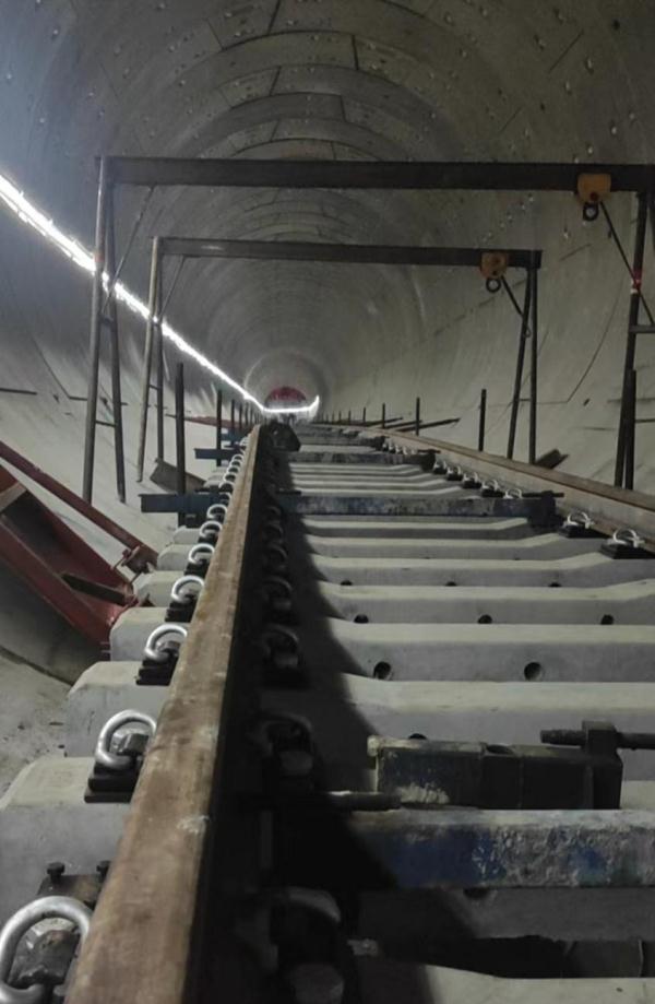 地铁3号线太平桥站至靖宇公园站开始铺轨了! 地铁3号线太平桥站至靖宇公园站开始铺轨了!