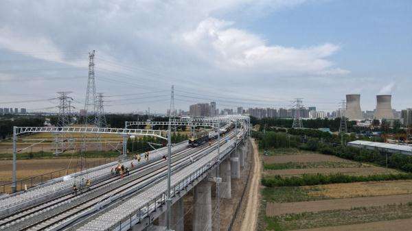河北三河：京唐铁路燕郊段铺轨进行时