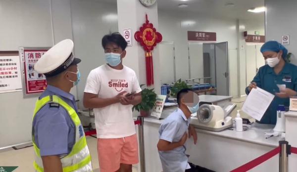 漯河：幼儿头部摔伤，交警紧急救助！