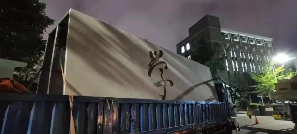 大连一高校“校门连夜搬家” 大连一高校“校门连夜搬家”