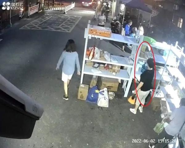 女子连偷8次快递“拆盲盒”，竟是为了…