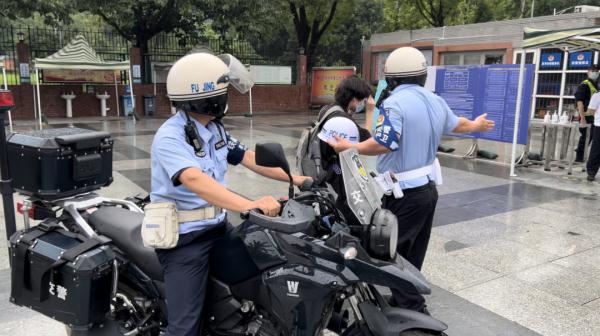 这场雨中，他们全力保障，护航考生“乘风破浪”→