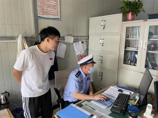 漯河：幼儿头部摔伤，交警紧急救助！