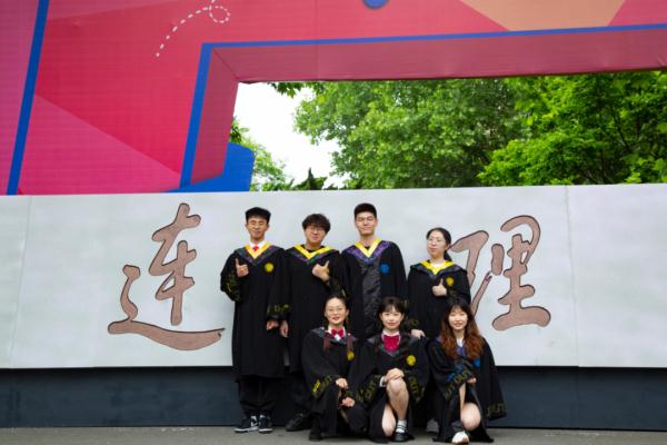 大连一高校“校门连夜搬家” 大连一高校“校门连夜搬家”