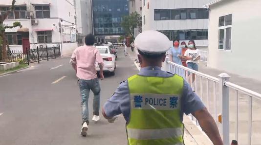 漯河：幼儿头部摔伤，交警紧急救助！