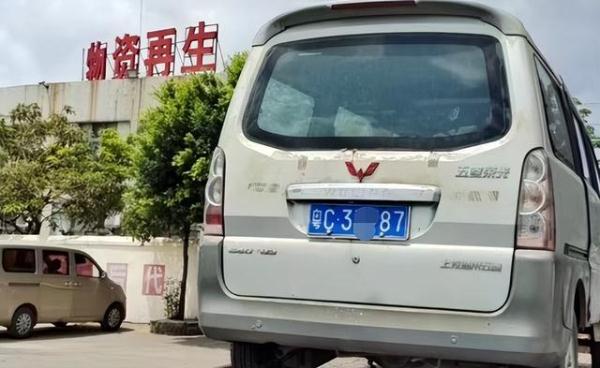 12年车龄的面包车不想再年检，便停在停车位不闻不问？
