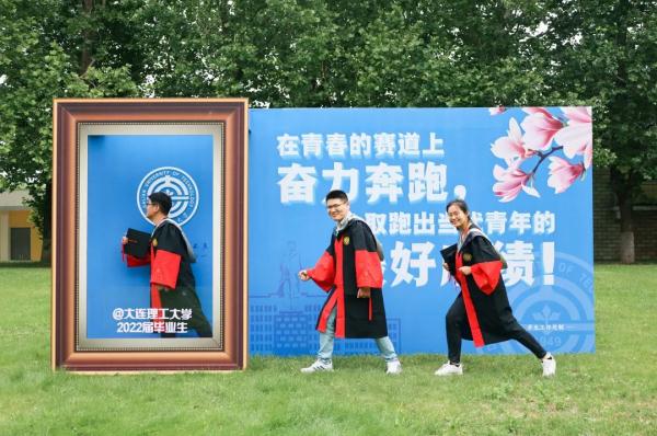 大连一高校“校门连夜搬家” 大连一高校“校门连夜搬家”