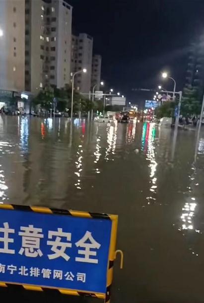 今天的你被雨淋湿了吗？广西新一轮持续性暴雨天气来袭 ，各地发布暴雨红色预警信号