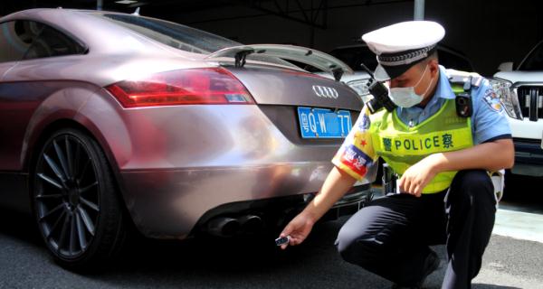 珠海男子嫌女友的奥迪车太素，竟花10万搞“大整容”！刚开出门就被……