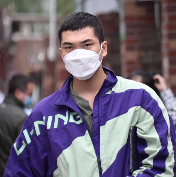 沈阳外卖小哥结束高考，最大梦想是当老师！曾一边送外卖一边复习…