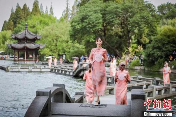 旗袍何时可以不必借光就“旗开得胜”？