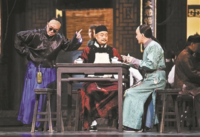 何冰飾演劉麻子(左),濮存昕(中)飾演常四爺,馮遠征(右)飾演松二爺從6